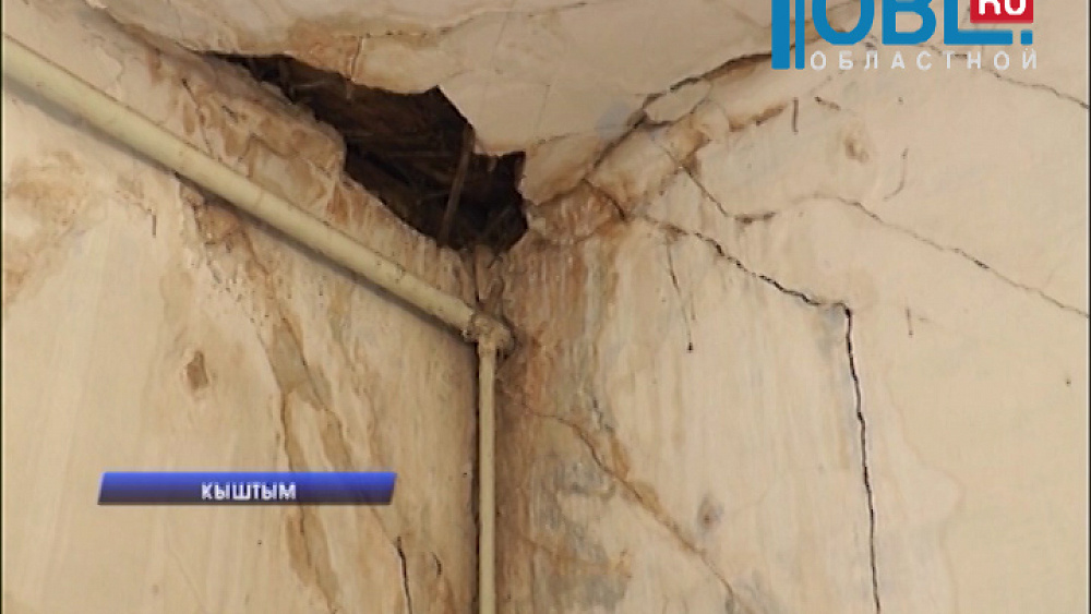 Штукатурка чуть не упала на голову жителям дома