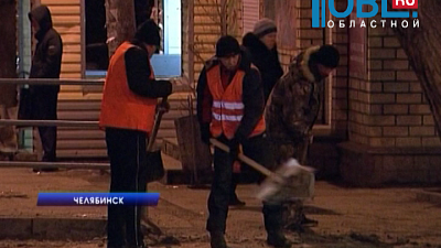 Усиленные бригады дорожников и коммунальщиков чистят город ото льда