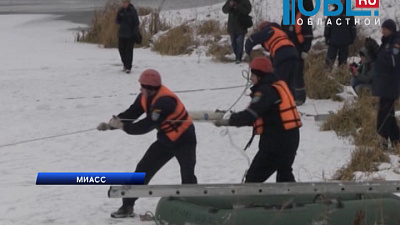 Школьникам показали, как спасать людей на льду
