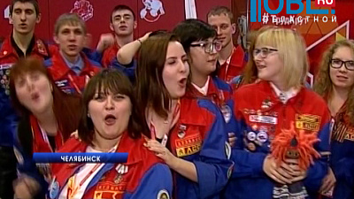 А в ледовой арене «Трактор» только что завершилась церемония закрытия Всероссийского слета студотрядов.