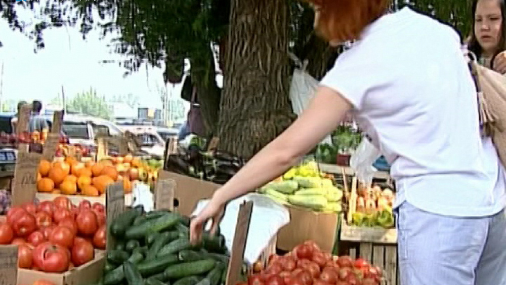 Жители города жалуются на стихийные рынки на улицах