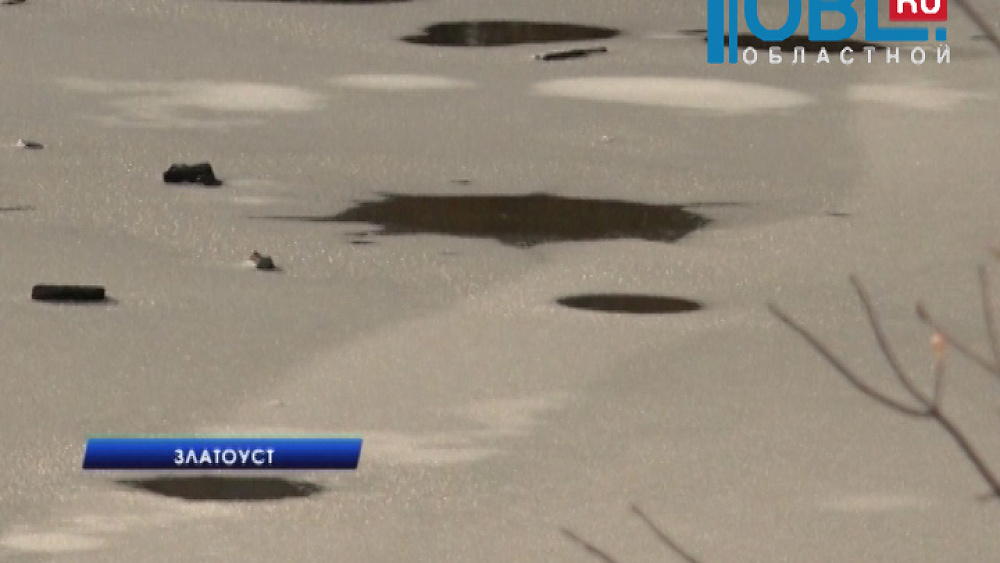 Спасатели сняли с первого льда школьников младших классов