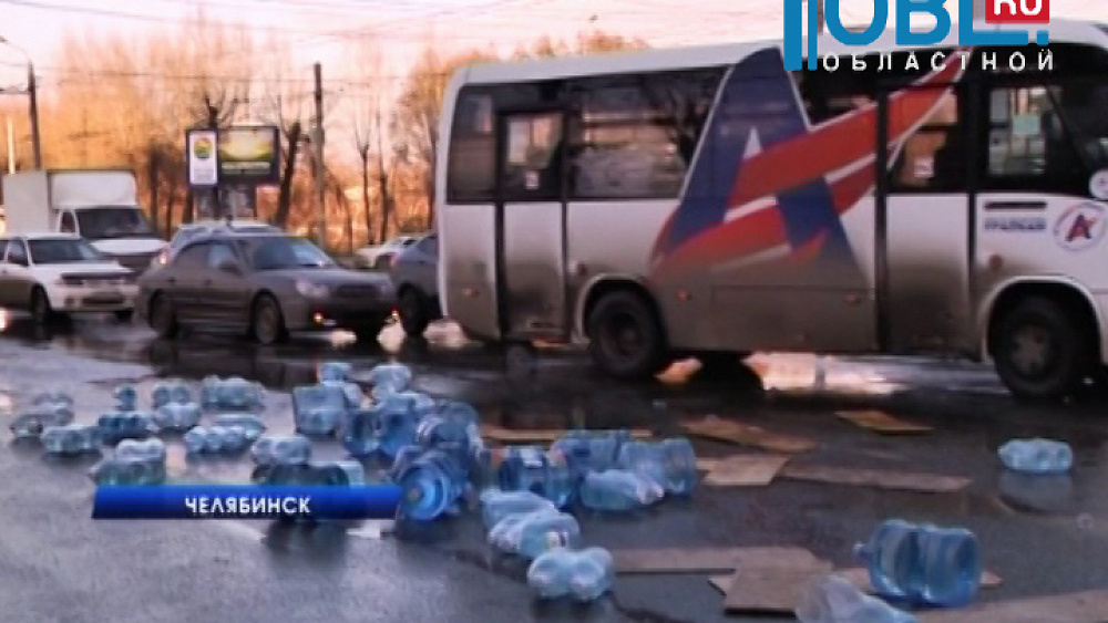 Десятки бутлей для кулера выпали из грузовика посреди перекрестка