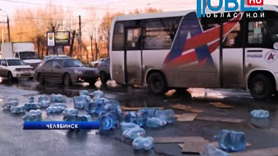 Десятки бутлей для кулера выпали из грузовика посреди перекрестка