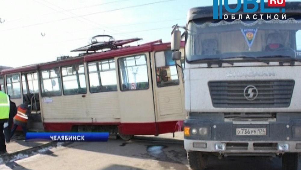 Из-за столкновения с бетономешалкой трамвай сошел с рельсов