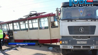 Из-за столкновения с бетономешалкой трамвай сошел с рельсов