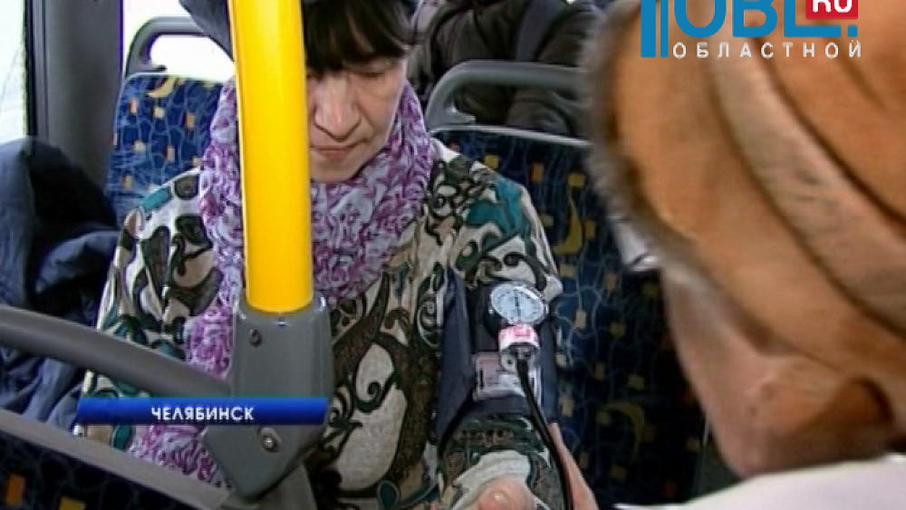 В "Автобусе здоровья" врачи измеряли пассажирам давление и давали консультации 