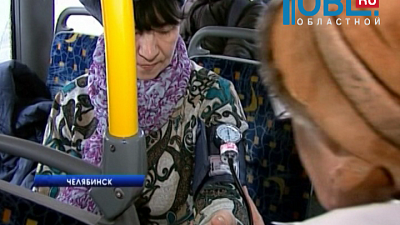 В "Автобусе здоровья" врачи измеряли пассажирам давление и давали консультации 