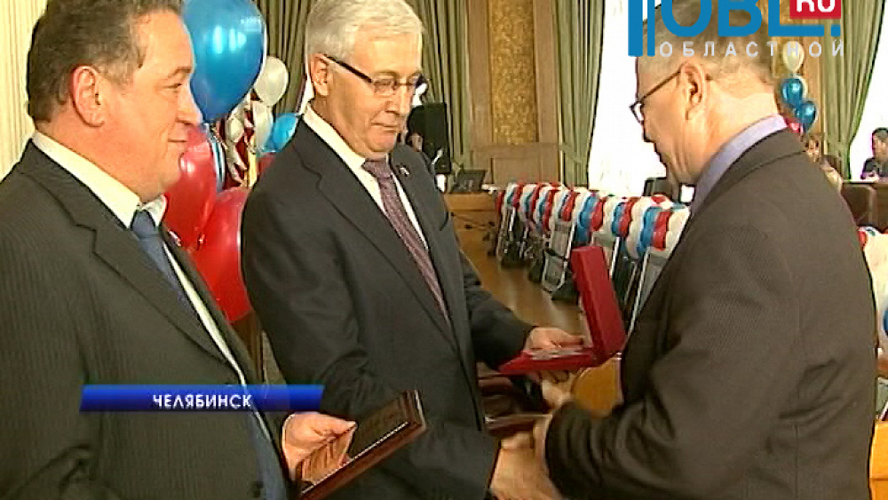 Лучших работников дорожной отрасли награждают в Законодательном Собрании