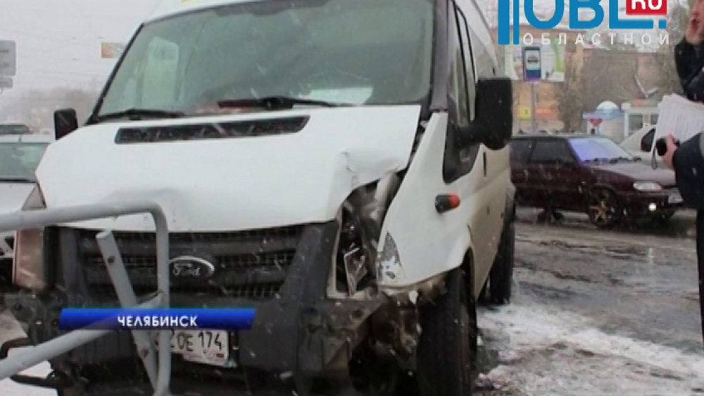 Первый снегопад и гололед вызвали в Челябинске десятки аварий и пробки