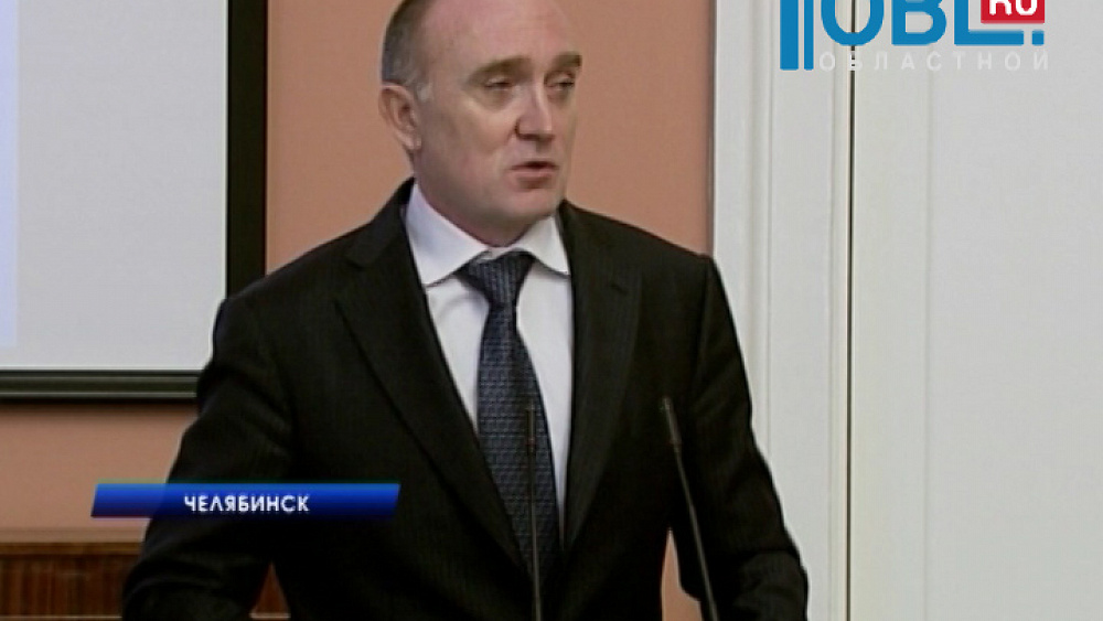 Борис Дубровский вручил комплект книг по краеведению южноуральским библиотекам