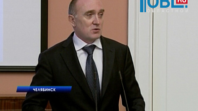 Борис Дубровский вручил комплект книг по краеведению южноуральским библиотекам