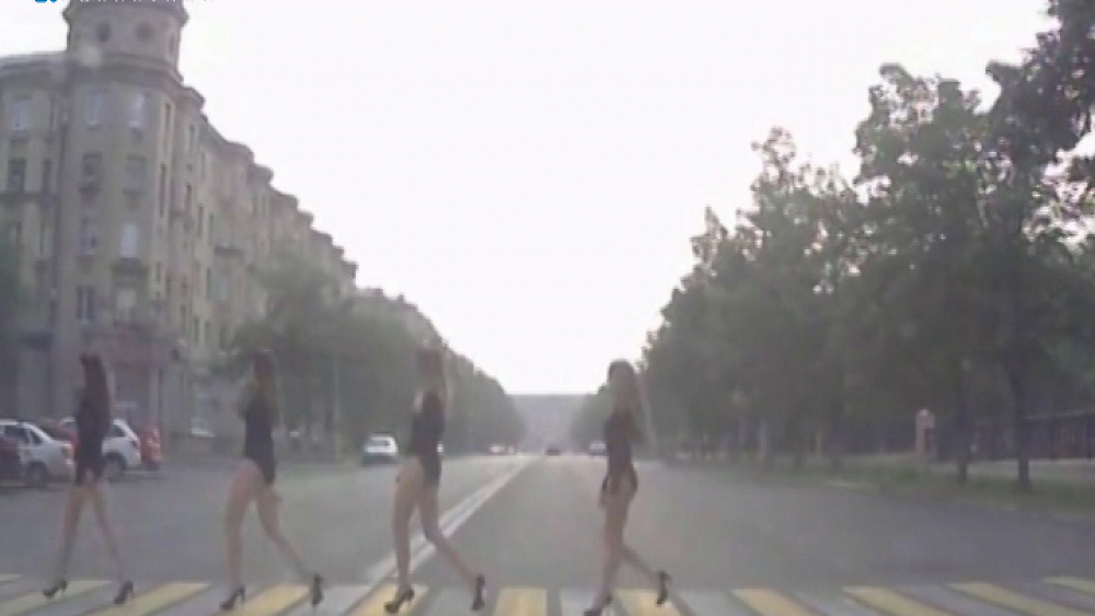 Модели в купальниках чуть не парализовали движение на дороге