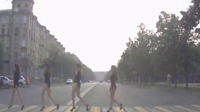 Модели в купальниках чуть не парализовали движение на дороге