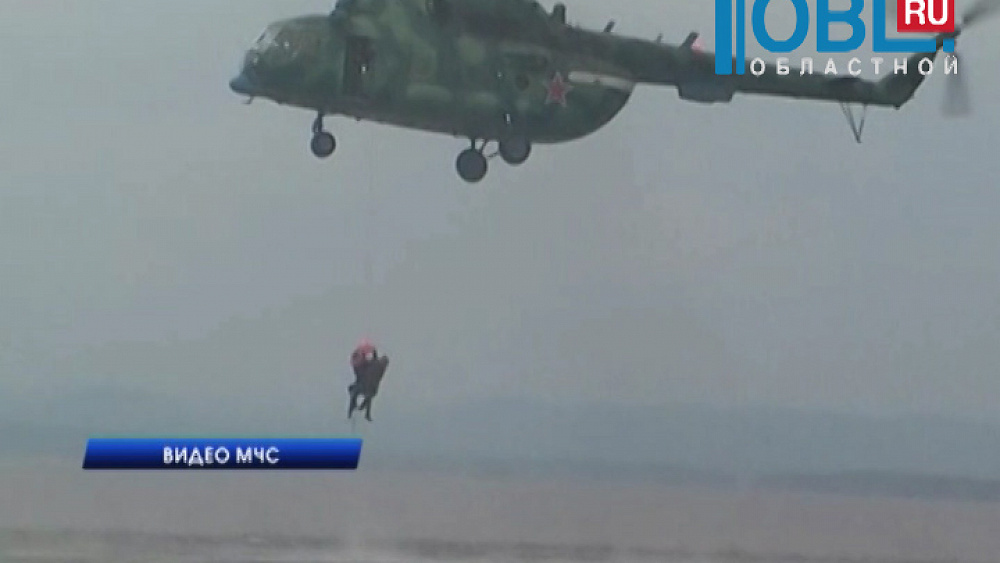 Сотрудники МЧС отработали спасение утопающих с вертолета