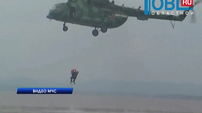 Сотрудники МЧС отработали спасение утопающих с вертолета