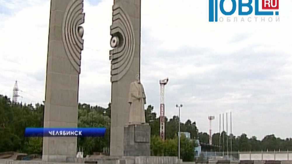 Новый торговый комплекс частично закрыл скульптуру академику Курчатову