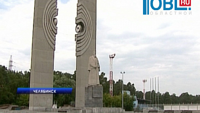 Новый торговый комплекс частично закрыл скульптуру академику Курчатову