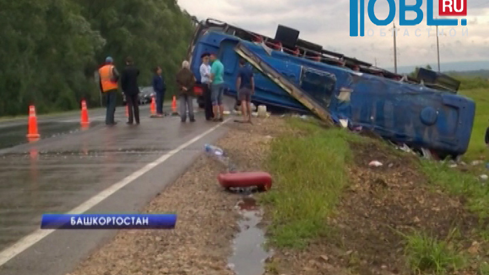 Туристический автобус опрокинулся в кювет в Башкортостане