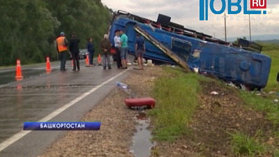 Туристический автобус опрокинулся в кювет в Башкортостане