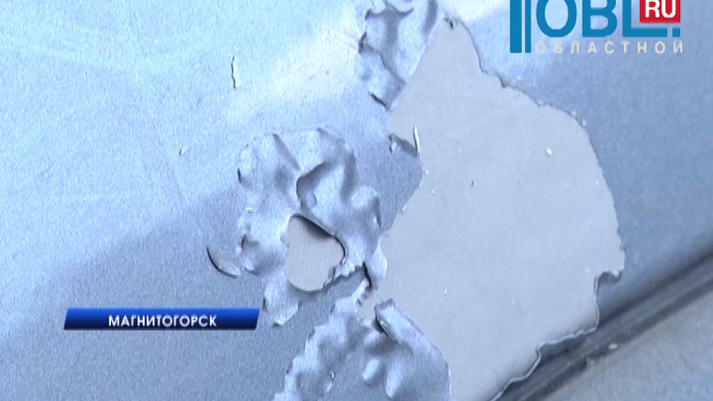 Вандалы в Магнитогорске облили семь машин кислотой