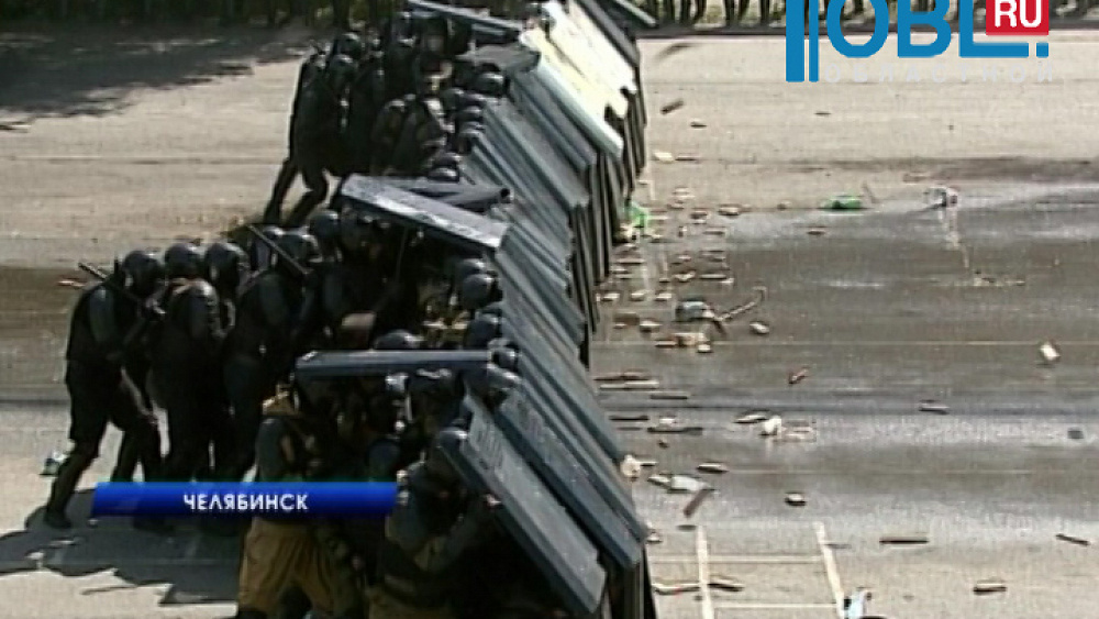 ОМОН и спецназ освободили заложников и разогнали агрессивных футбольных фанатов