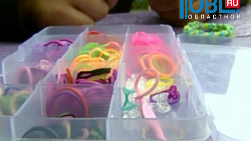 Браслеты из цветных резинок могут вызывать заболевания у детей