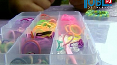 Браслеты из цветных резинок могут вызывать заболевания у детей