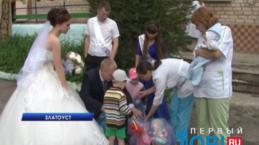 Молодежны отвезли в дом малютки игрушки, которые гости подарили на свадьбу