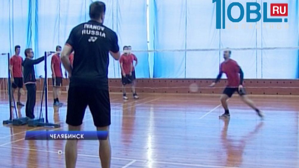 Хоккейный клуб "Трактор" проводит тренировку по бадминтону