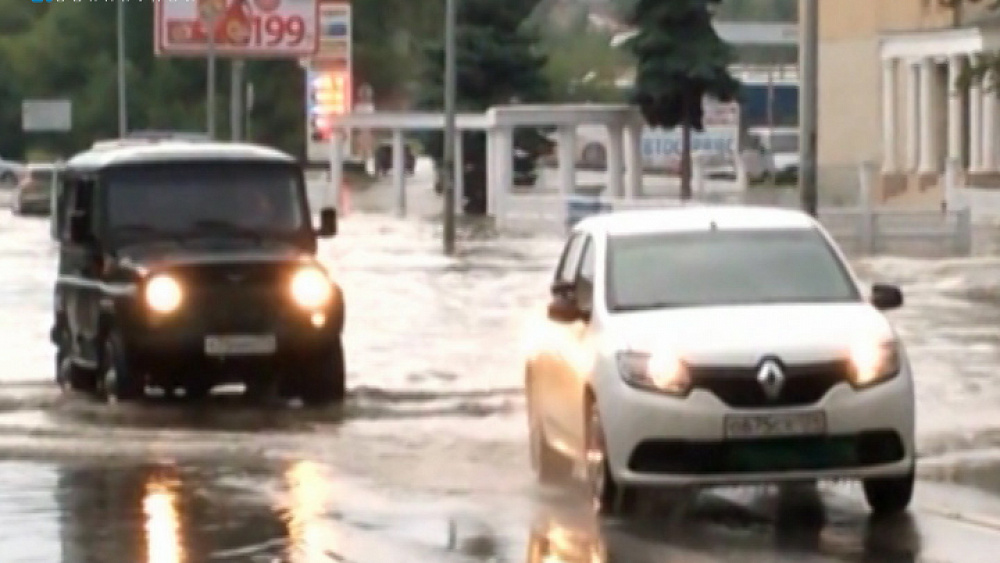 В результате дождя затопило дороги в Челябинске и Копейске