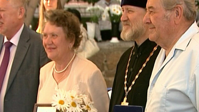 В Челябинске памятными медалями наградили семейные пары