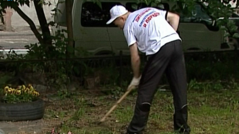 Студенты наводят порядок во дворах Ленинского района 