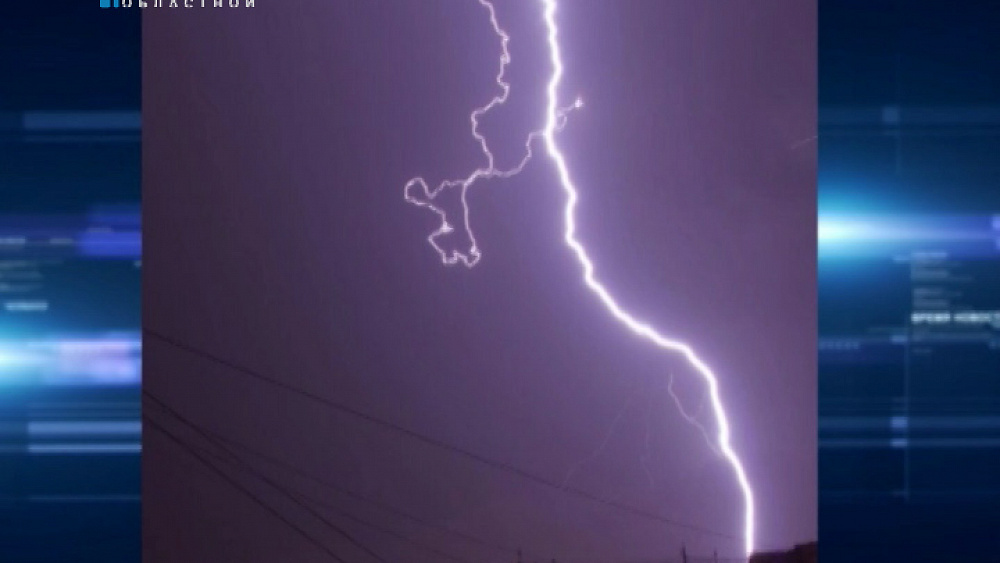 В Челябинске спасли утонувший в луже автомобиль