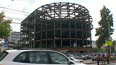 Недостроенную автопарковку в центре Челябинска перестроят в гостиничный комплекс