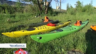 В городе становится модным новый вид досуга - водные прогулки на каяках.