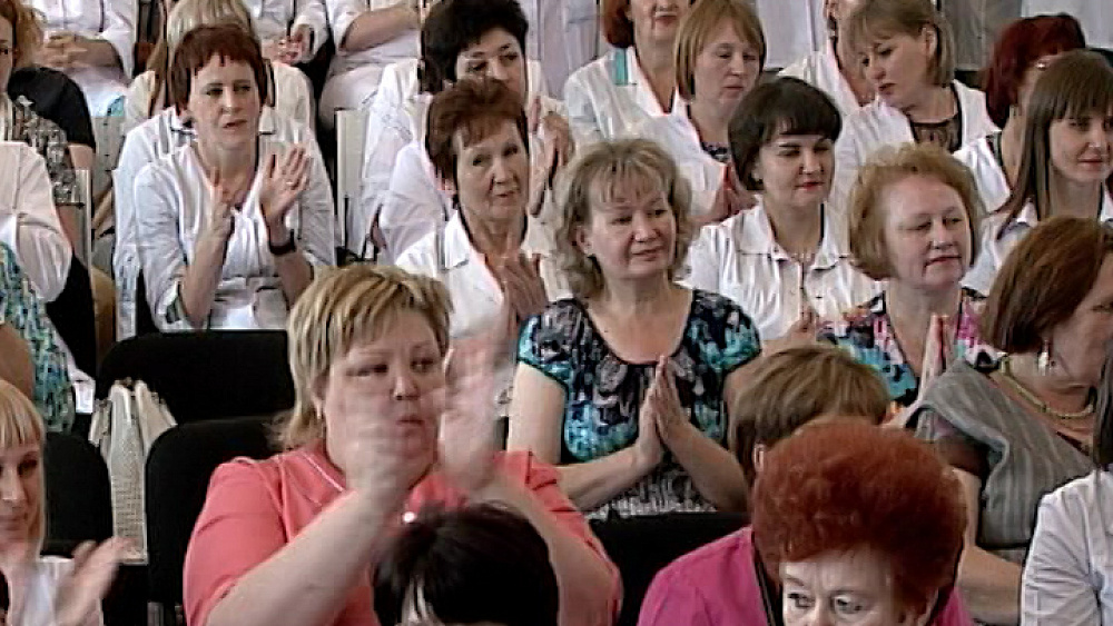 Врачи и медсестры получают премии от главы города