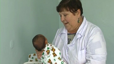 Женщина, нашедшая ребенка на остановке, хочет его усыновить