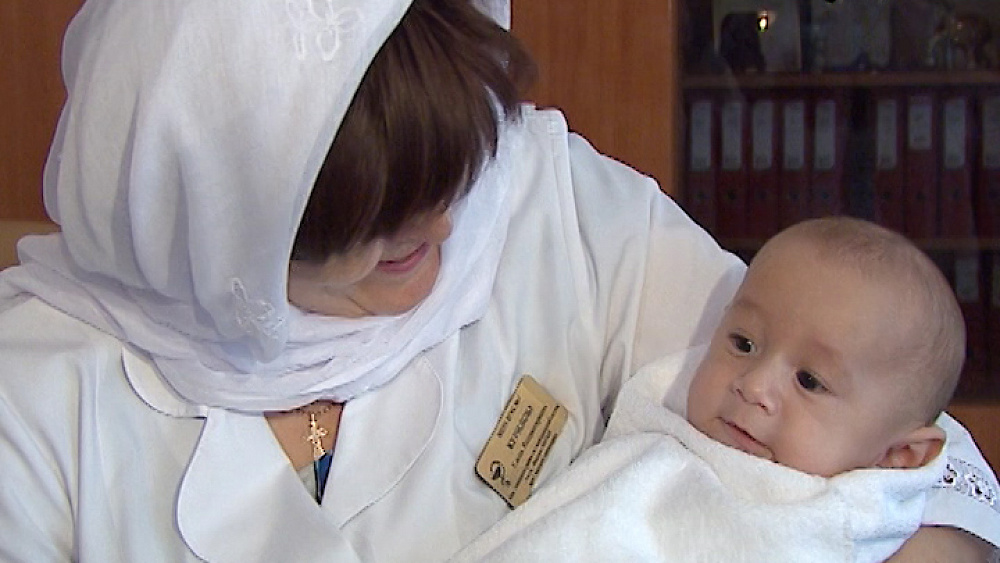 В челябинской больнице крестили малышей-отказников