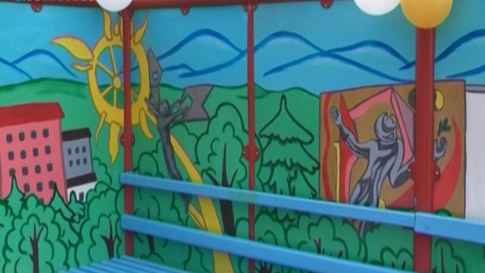 Школьники превратили остановку в арт-объект