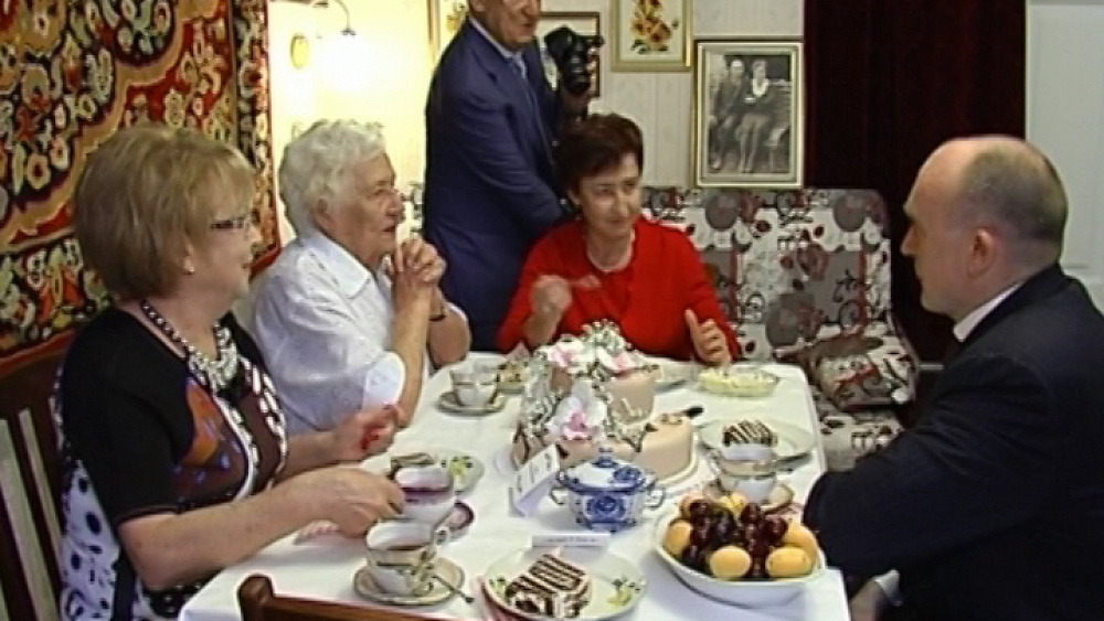 Борис Дубровский поздравил челябинку со 100-летием