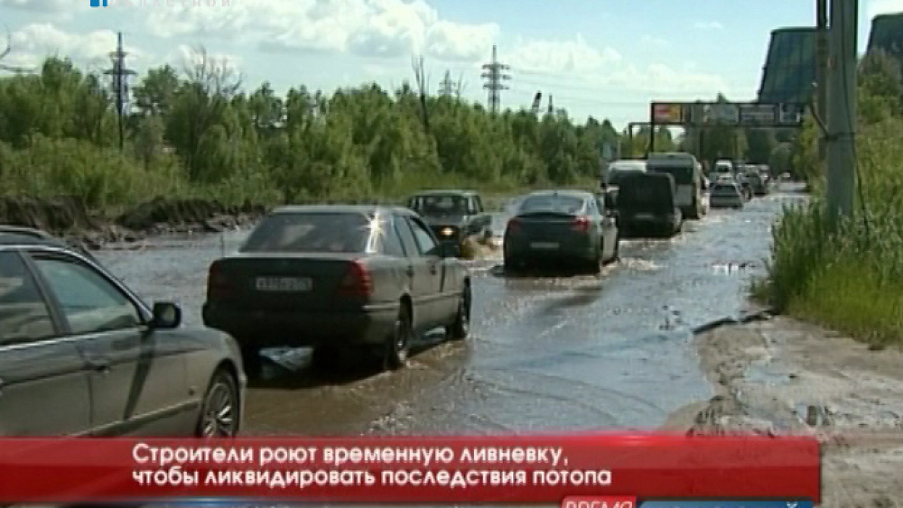 Строители роют временную ливневку, чтобы ликвидировать последствия потопа 