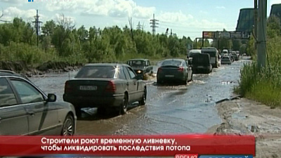Строители роют временную ливневку, чтобы ликвидировать последствия потопа 