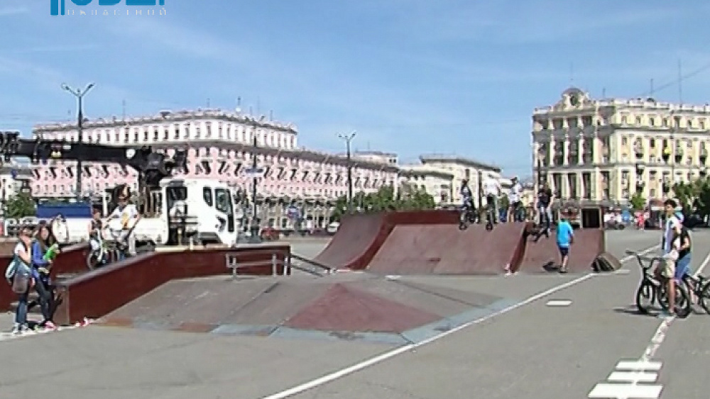 Челябинский скейт-парк начал работать на площади Революции 