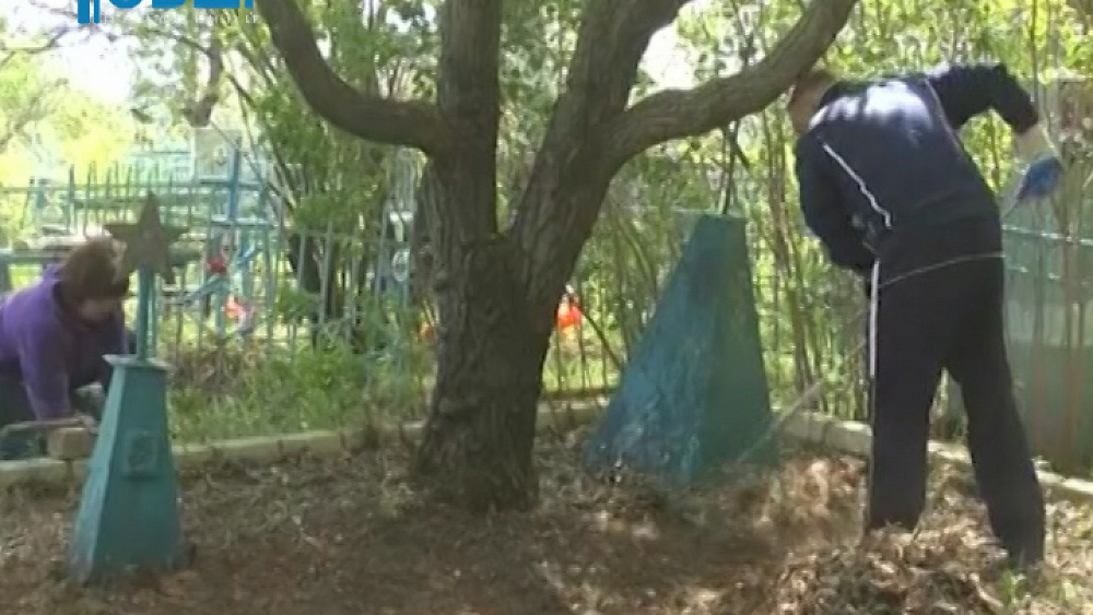 Местные жители восстанавливают заброшенные могилы