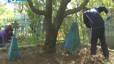 Местные жители восстанавливают заброшенные могилы