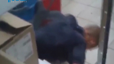 Охранники в магазине издевались над покупателем