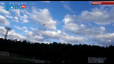 Экстремал-канатоходец прошел по канату над стадионом 