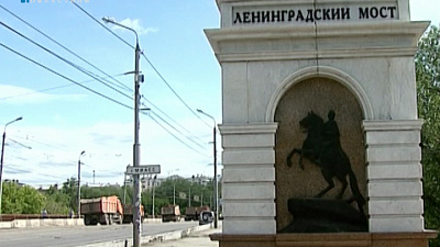 Ленинградский мост проверили 8 грузовых машин общим весом 200 тонн