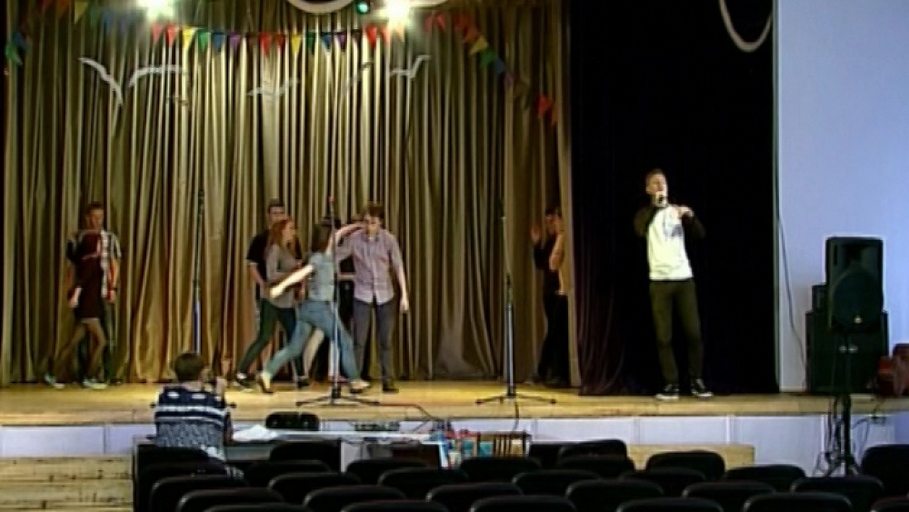 Последние звонки начинаются в школах. 